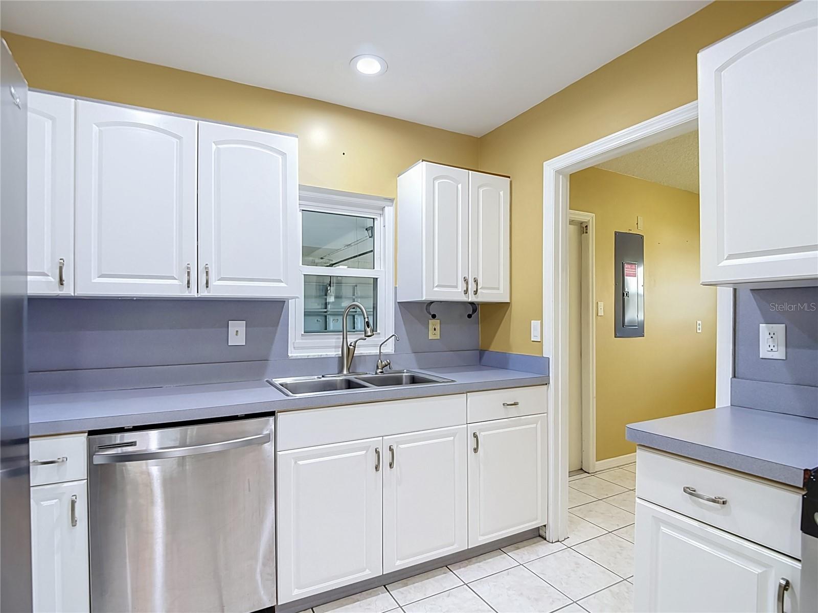 905 BLUEWATER DR — photo 21