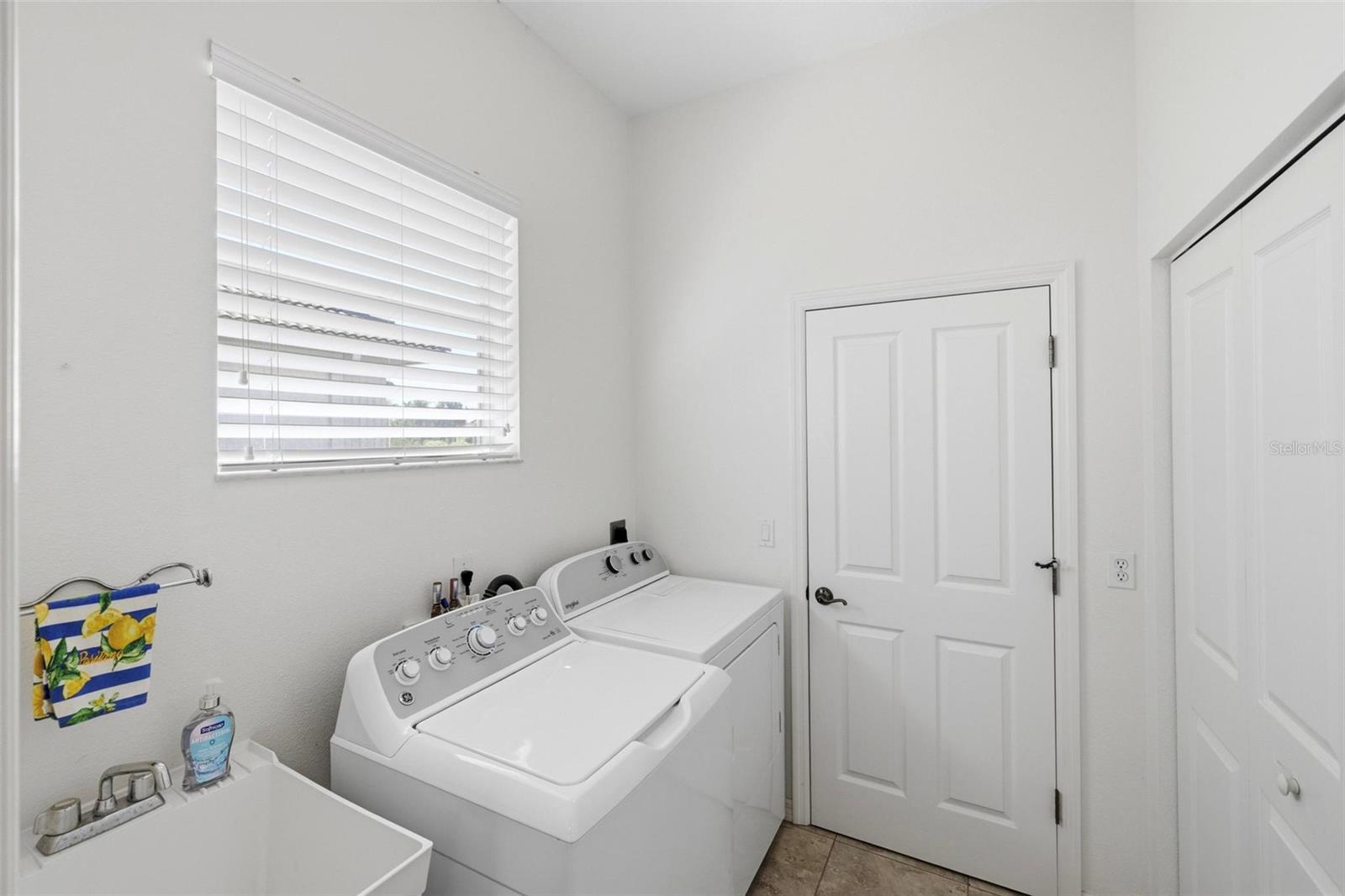 687 LAKESCENE DR — photo 22