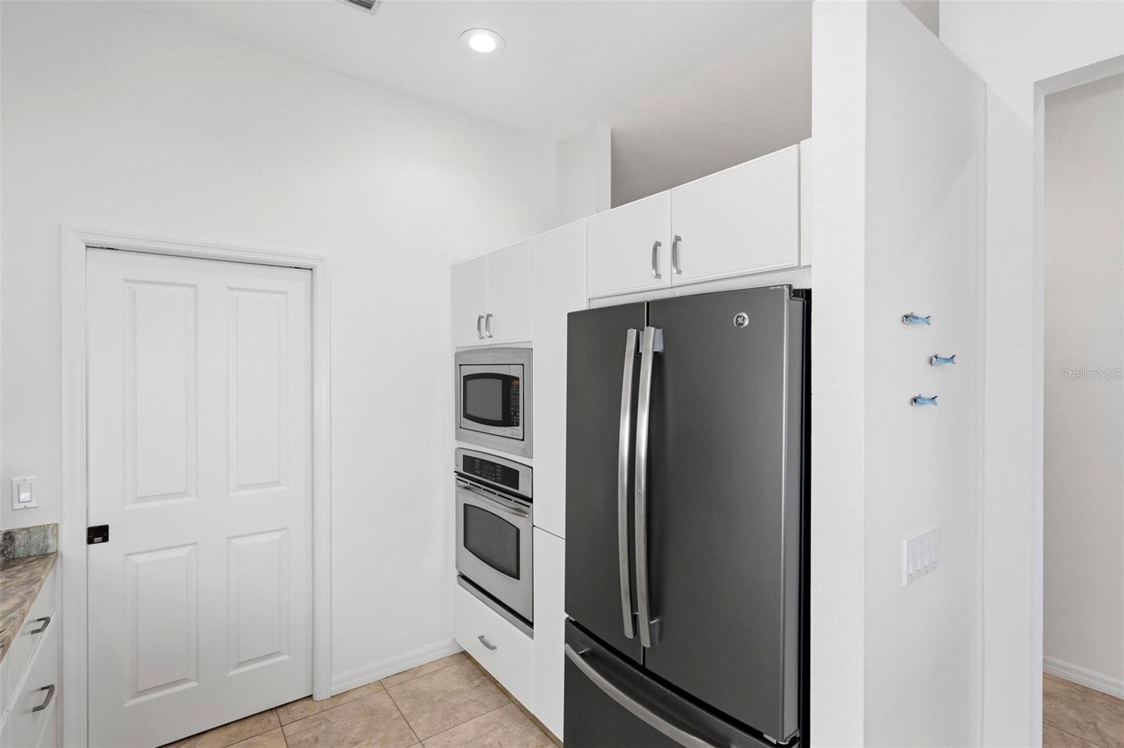 687 LAKESCENE DR — photo 20
