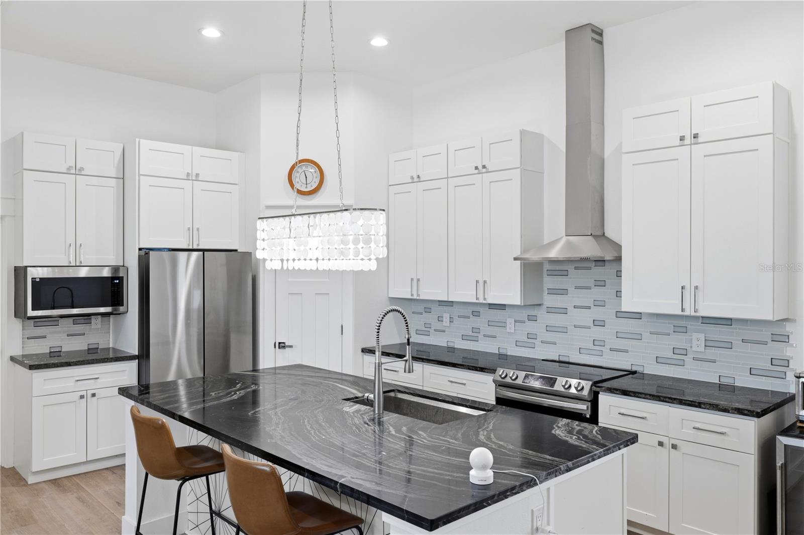 387 VENETIA AVE — photo 8