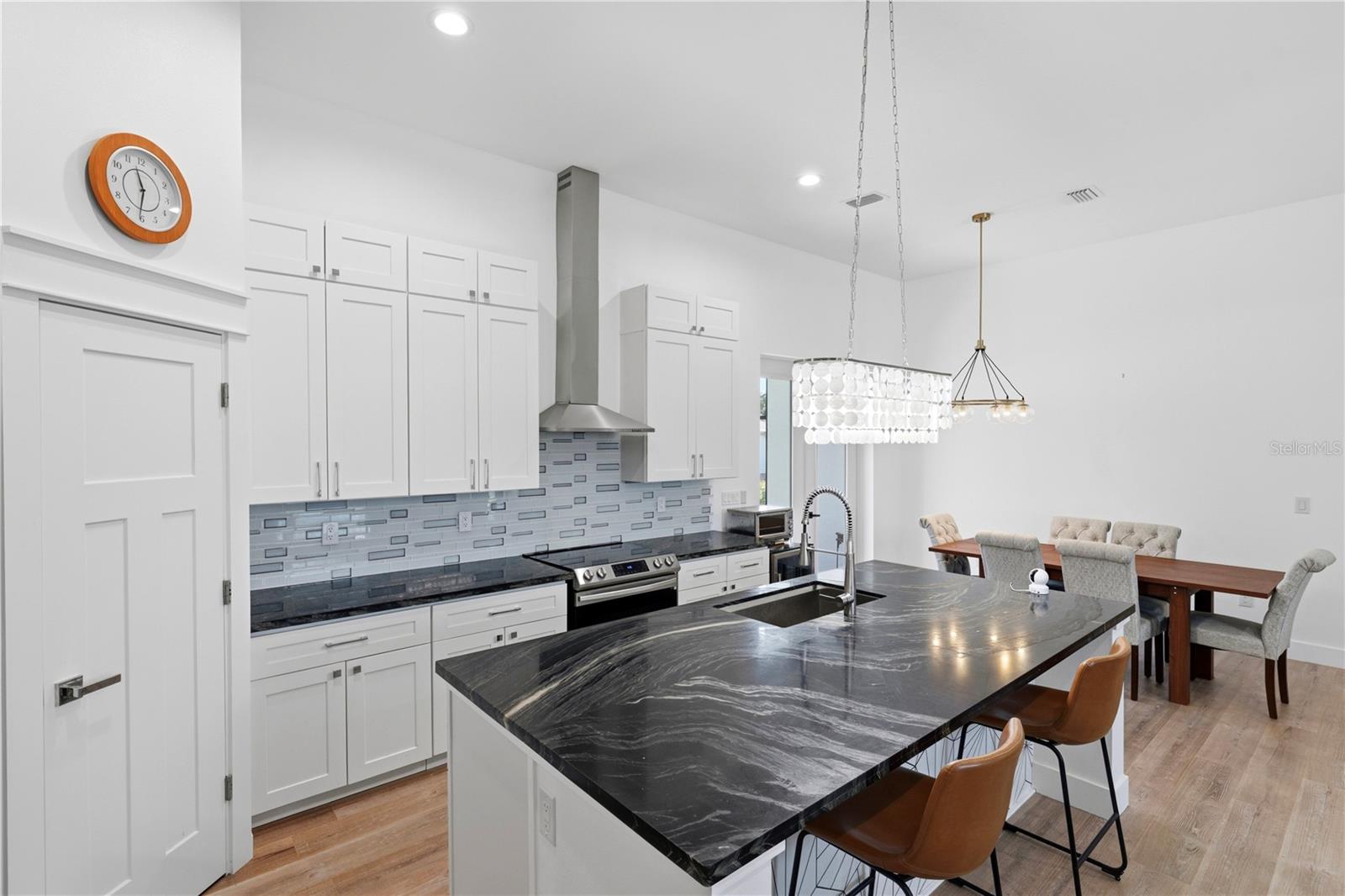 387 VENETIA AVE — photo 12