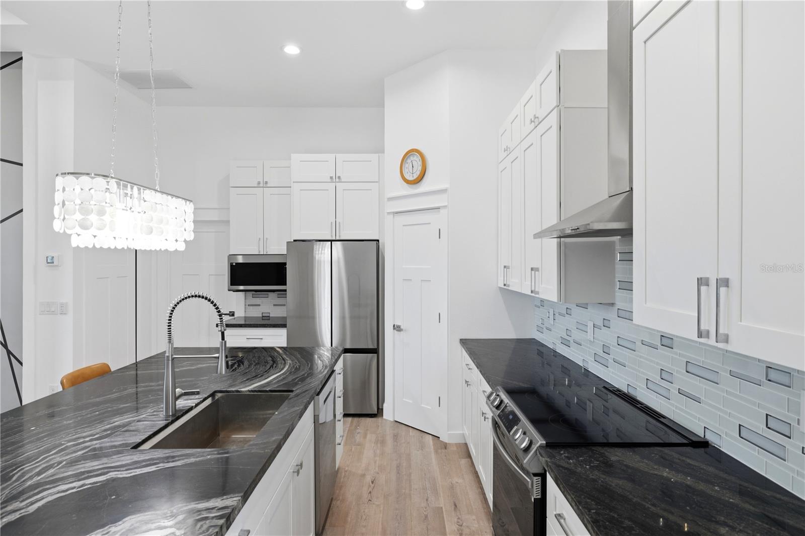 387 VENETIA AVE — photo 9