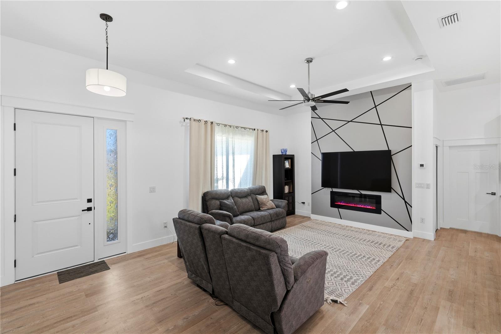 387 VENETIA AVE — photo 4