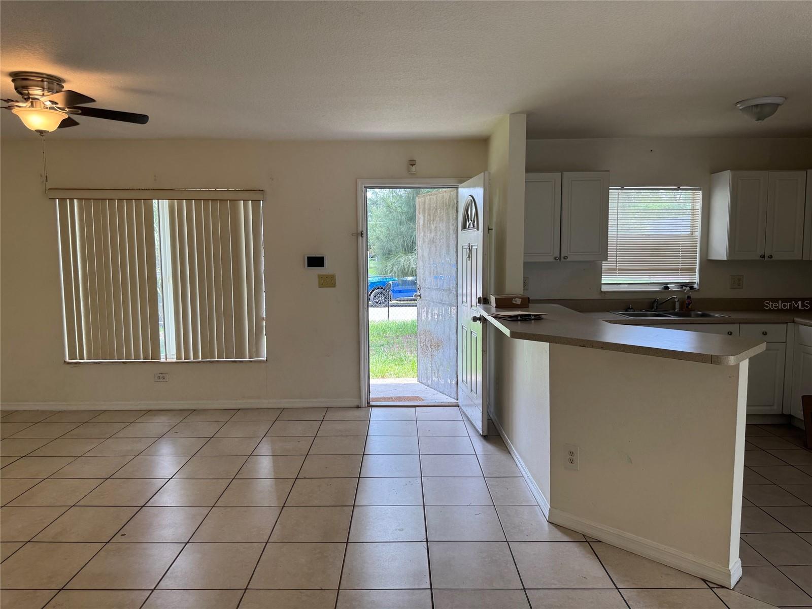 2609 E EMMA ST — photo 3
