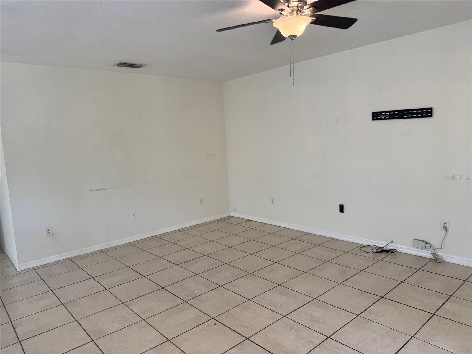 2609 E EMMA ST — photo 2