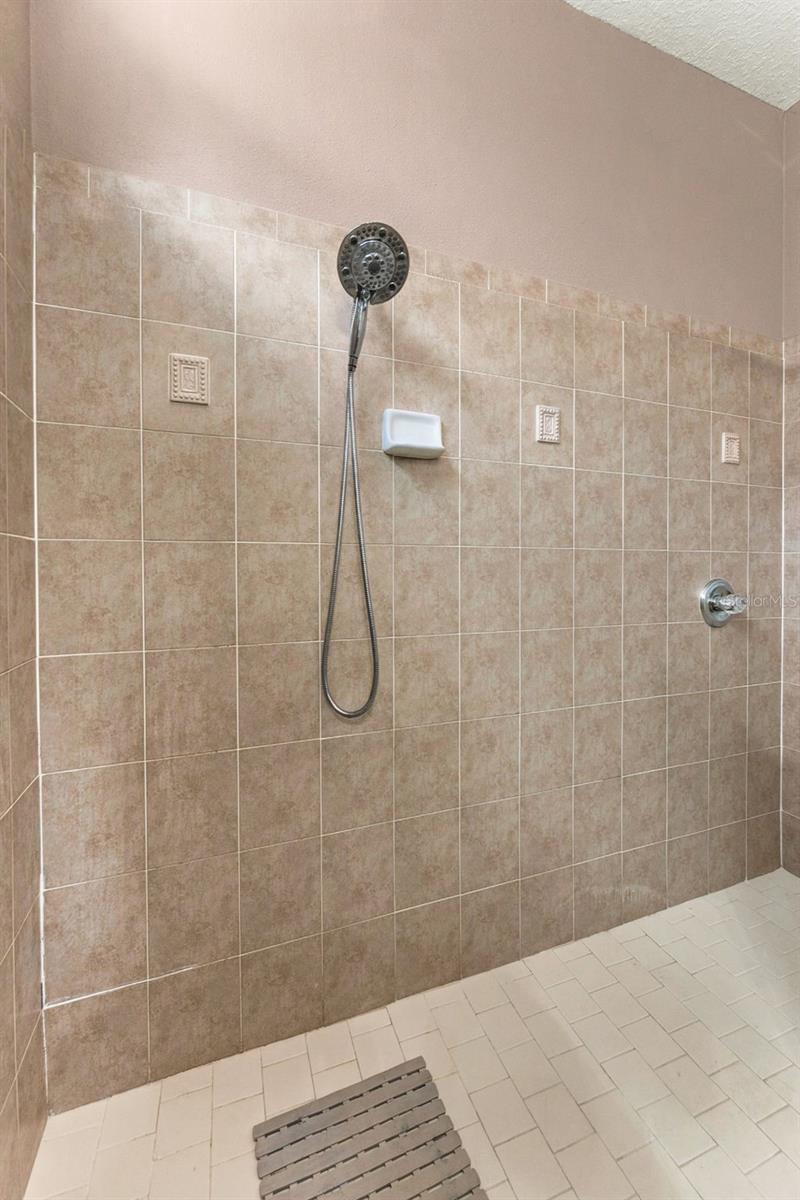 21916 WAVERLY SHORES LN — photo 28
