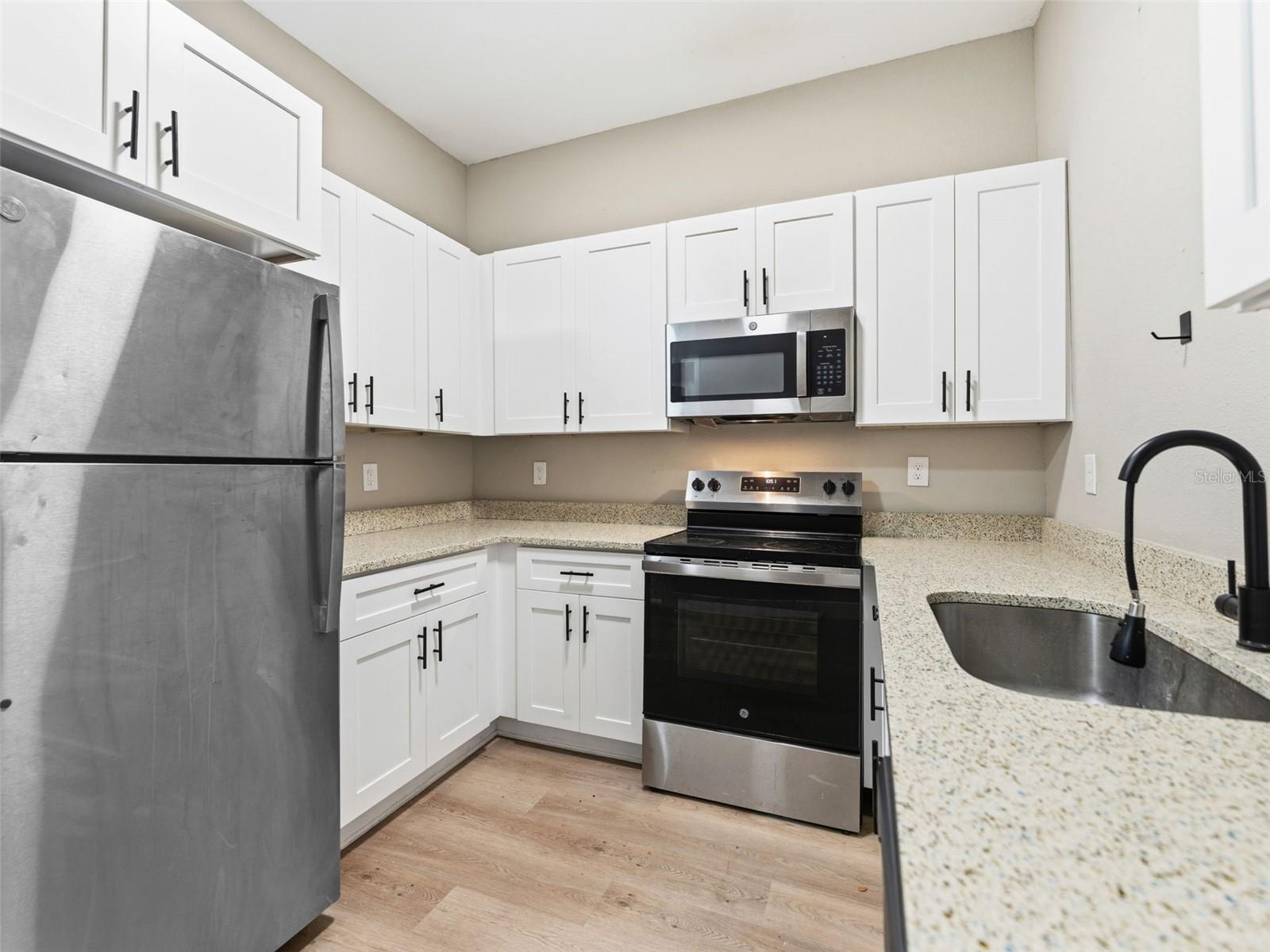 1740 W CHERRY ST — photo 3