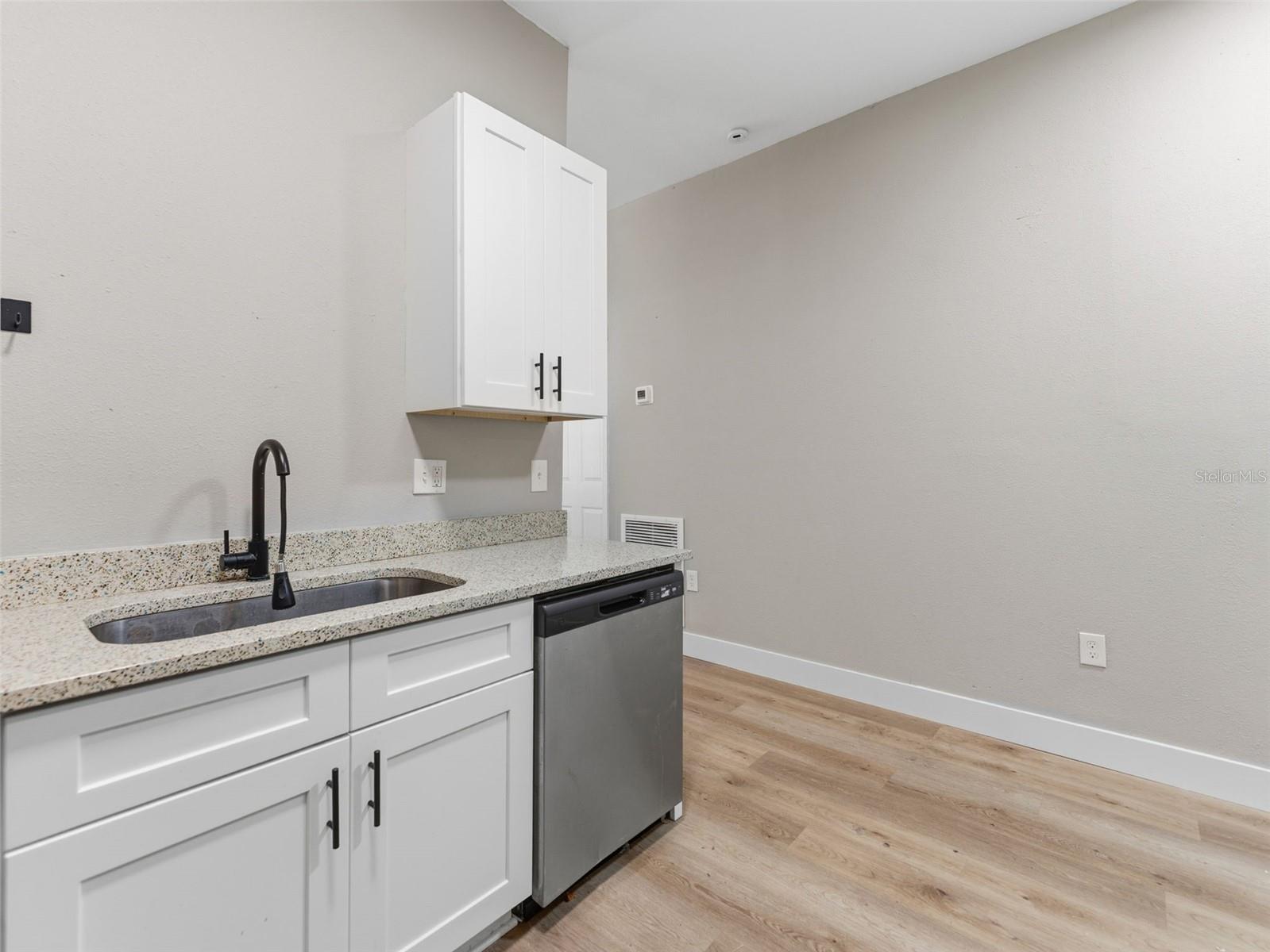 1740 W CHERRY ST — photo 6