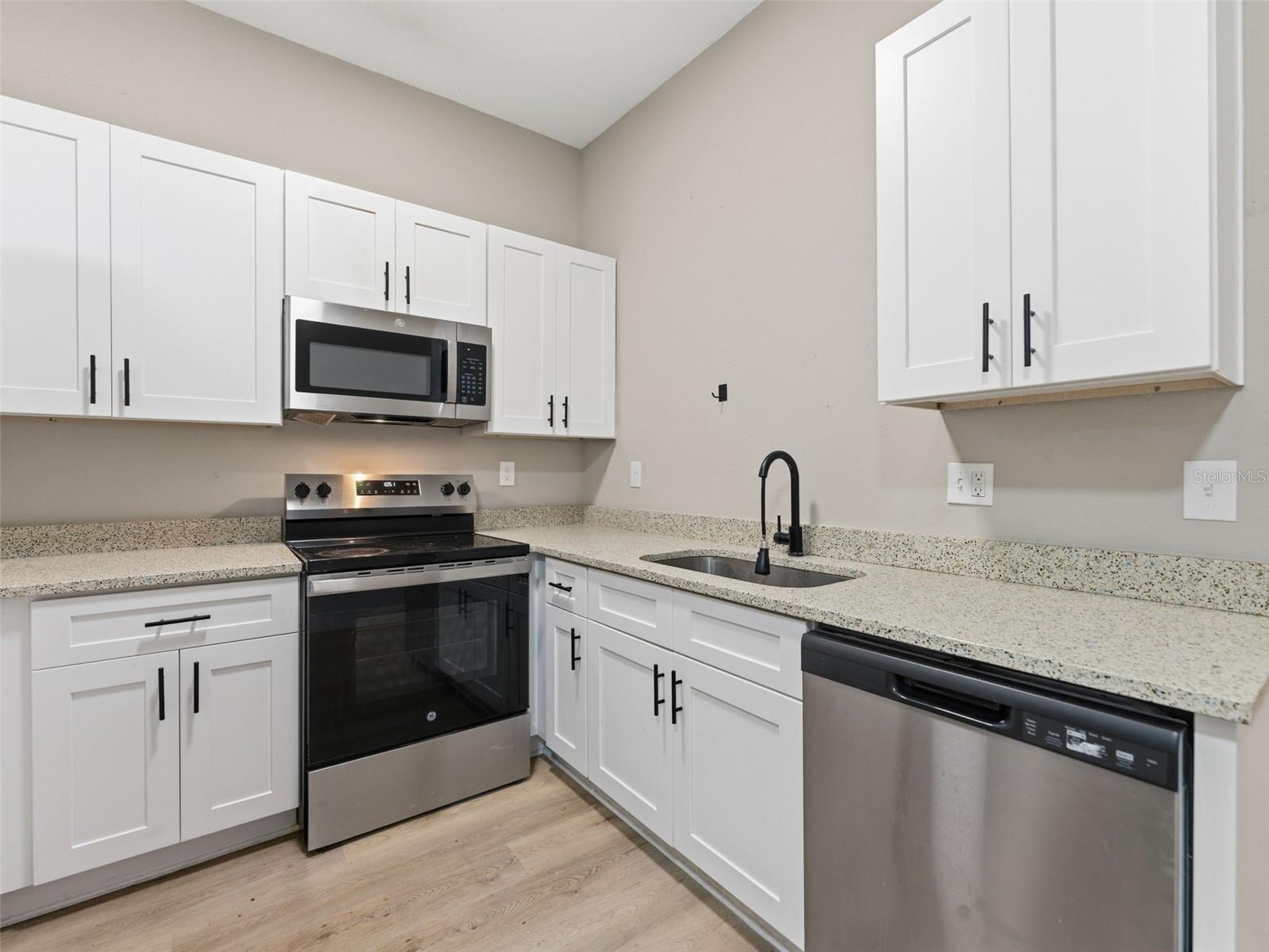 1740 W CHERRY ST — photo 4