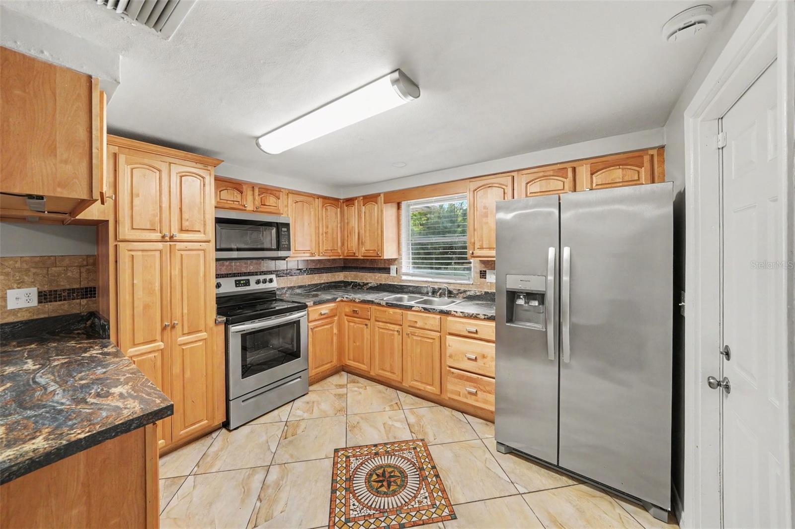 10933 STAMFORD DR — photo 10