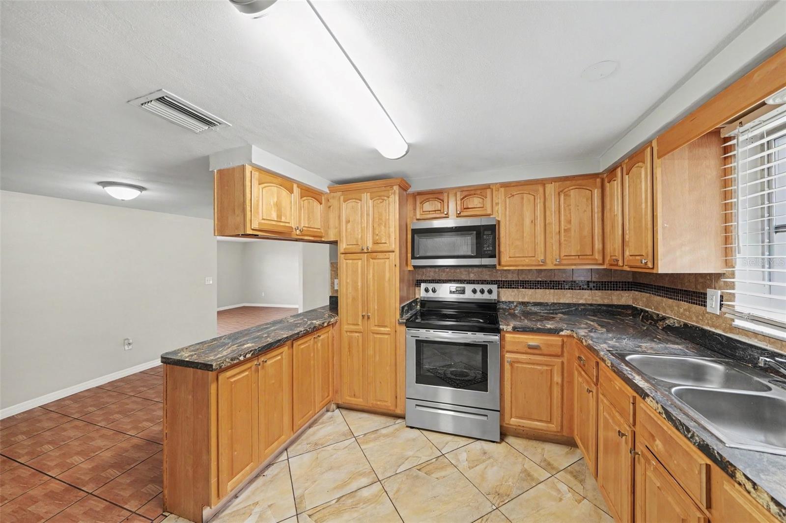 10933 STAMFORD DR — photo 11