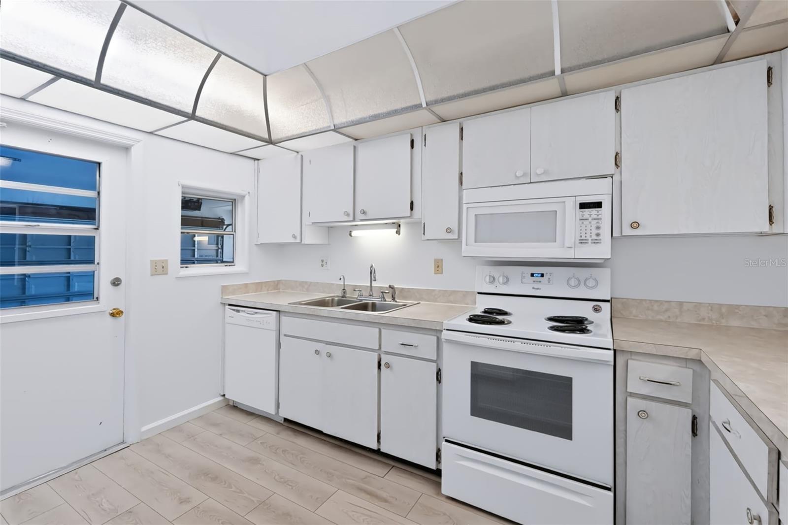 303 GREEN MANOR DR — photo 14