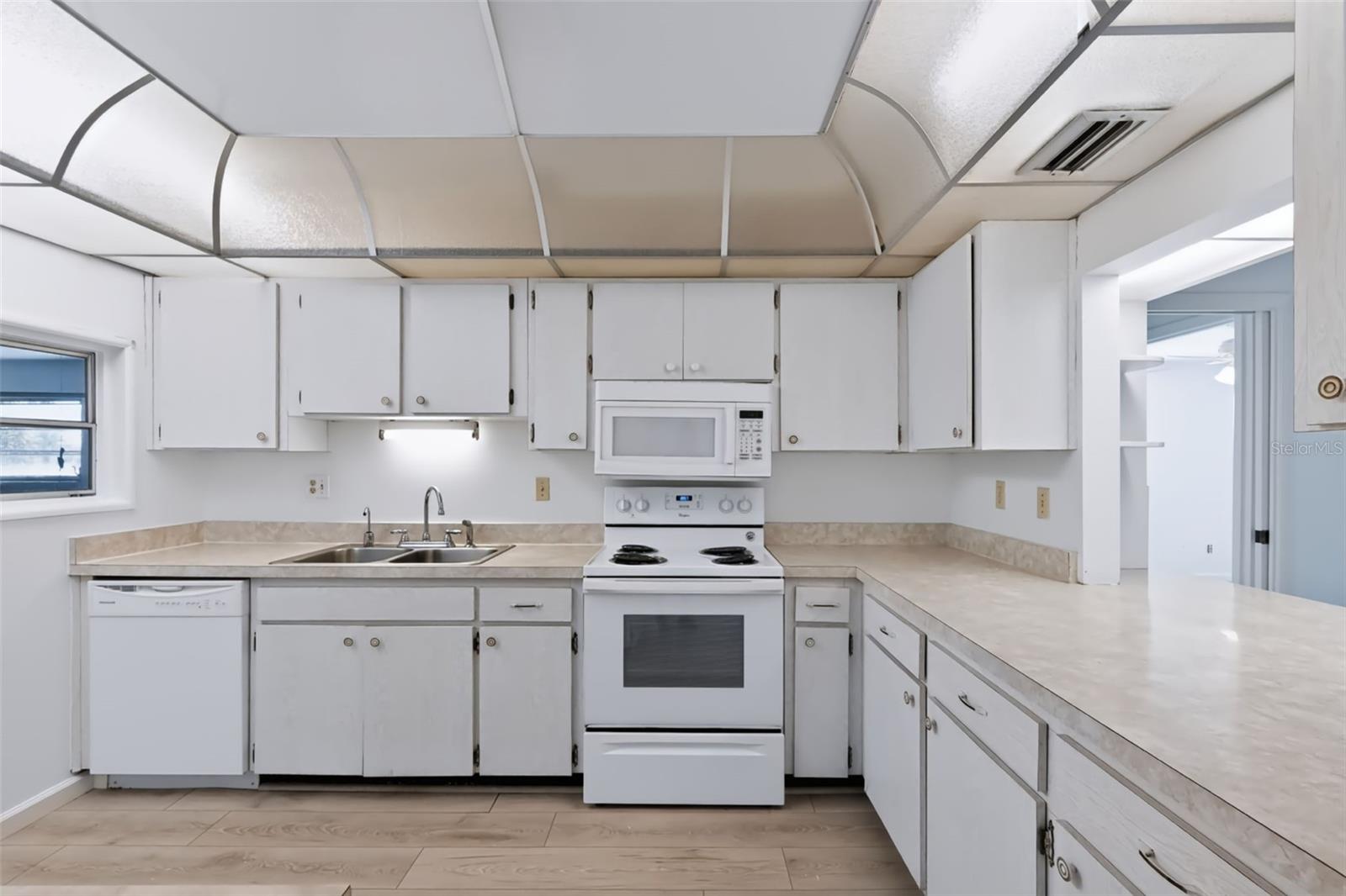 303 GREEN MANOR DR — photo 10