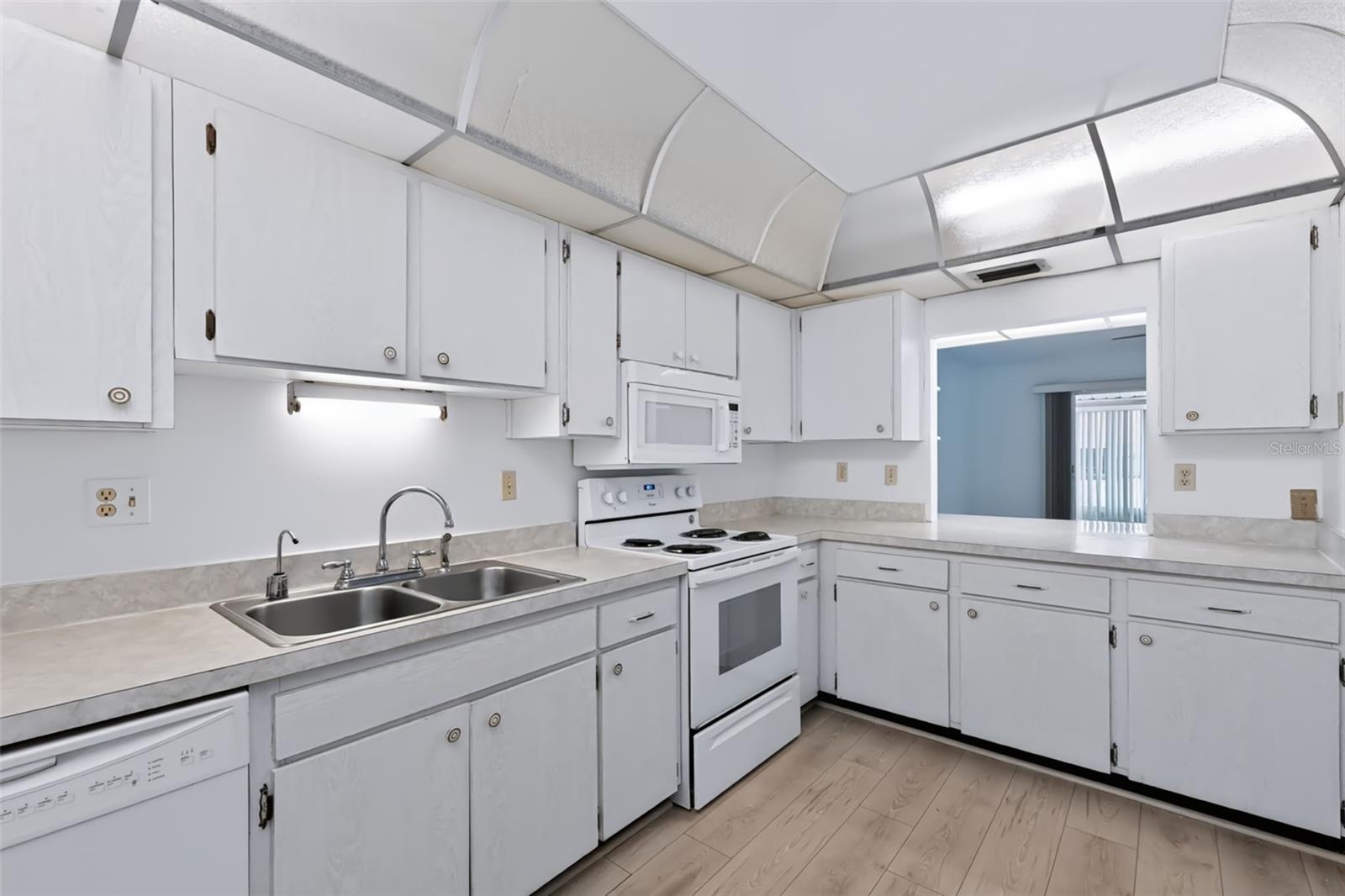 303 GREEN MANOR DR — photo 12