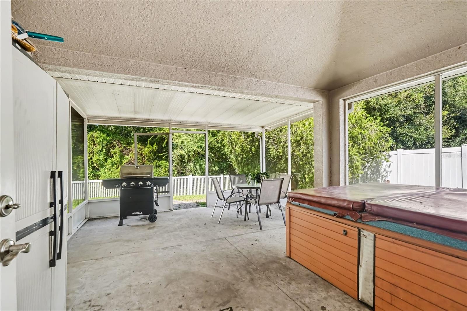 6805 BLUFF MEADOW CT — photo 17