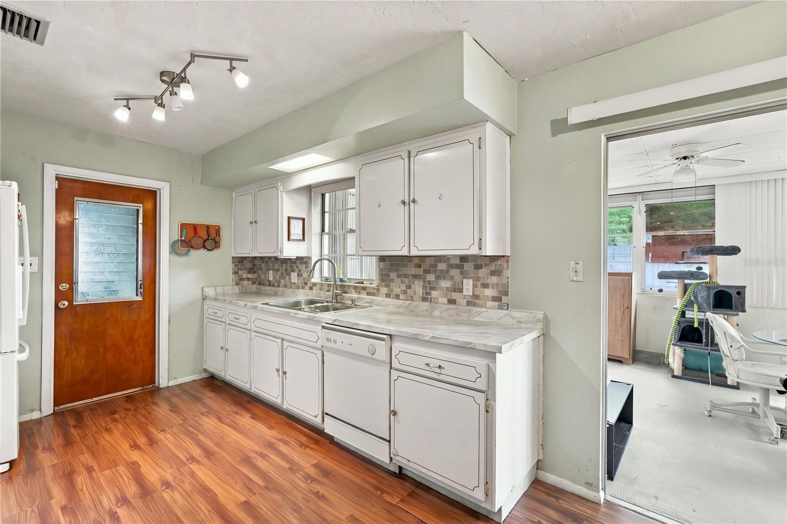 10724 PREMIER AVE — photo 9