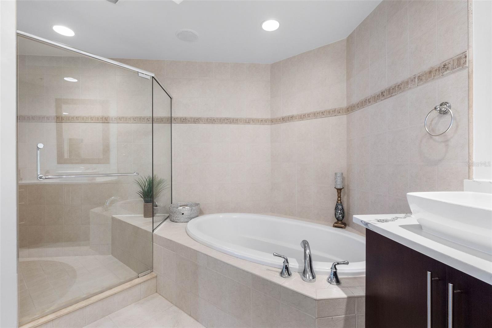 5823 BOWEN DANIEL DR #902 — photo 33