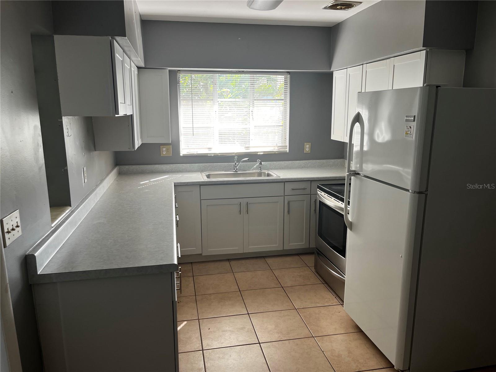 301 N CORONA AVE — photo 8
