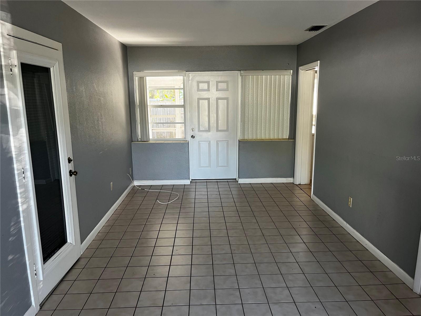 301 N CORONA AVE — photo 6