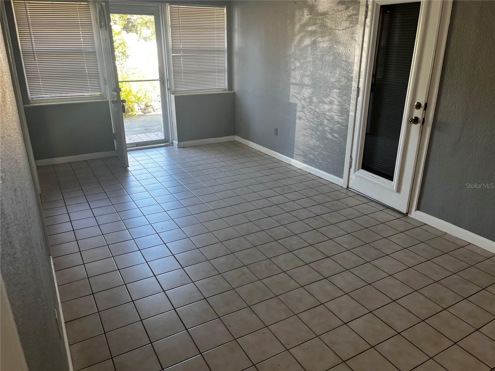 301 N CORONA AVE — photo 10