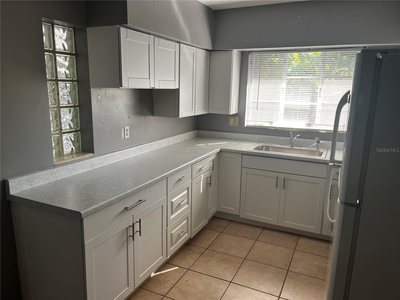 301 N CORONA AVE — photo 9