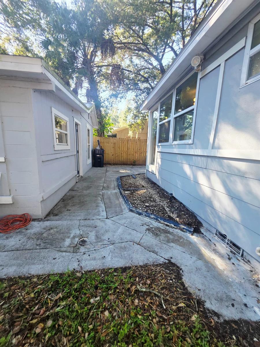 919 E FLORA ST — photo 2