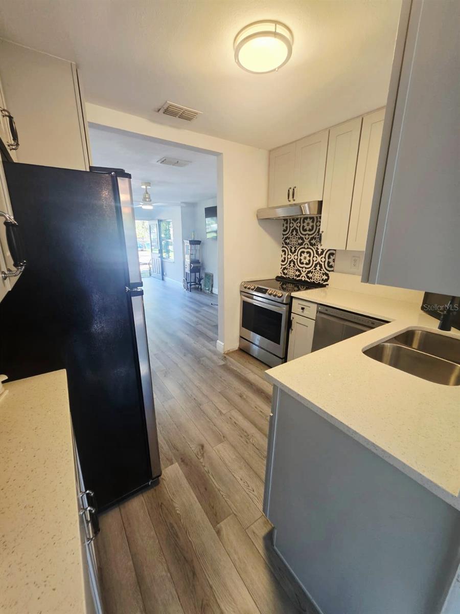 919 E FLORA ST — photo 11