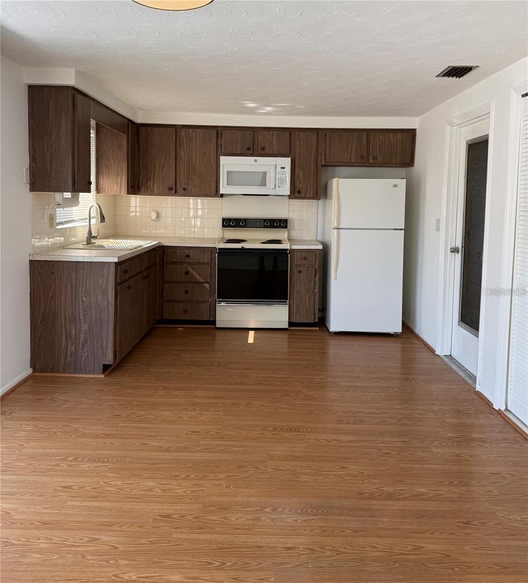 3838 BEECHWOOD DR — photo 2
