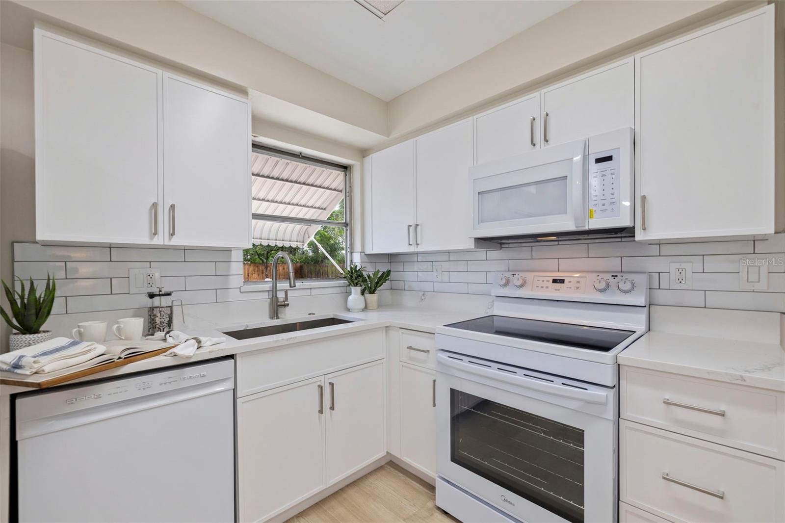110 N NIMBUS AVE — photo 11