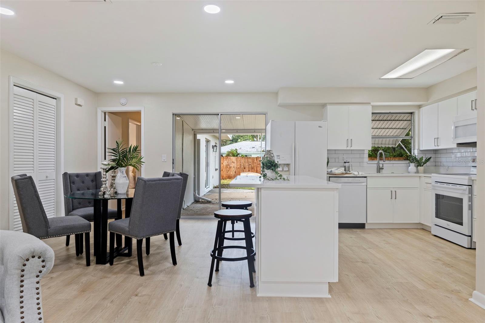 110 N NIMBUS AVE — photo 8