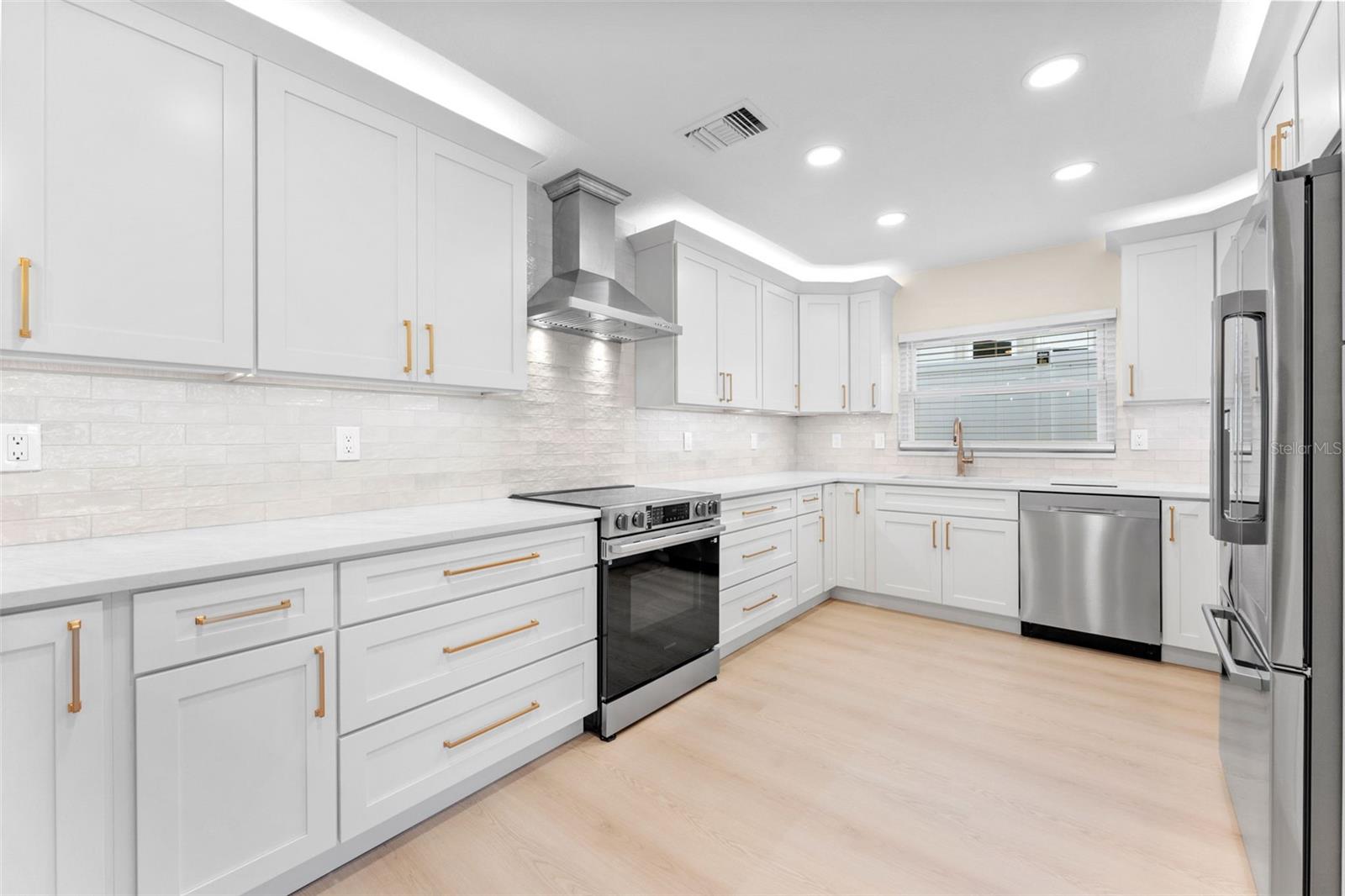 3912 FONTAINEBLEAU DR — photo 17