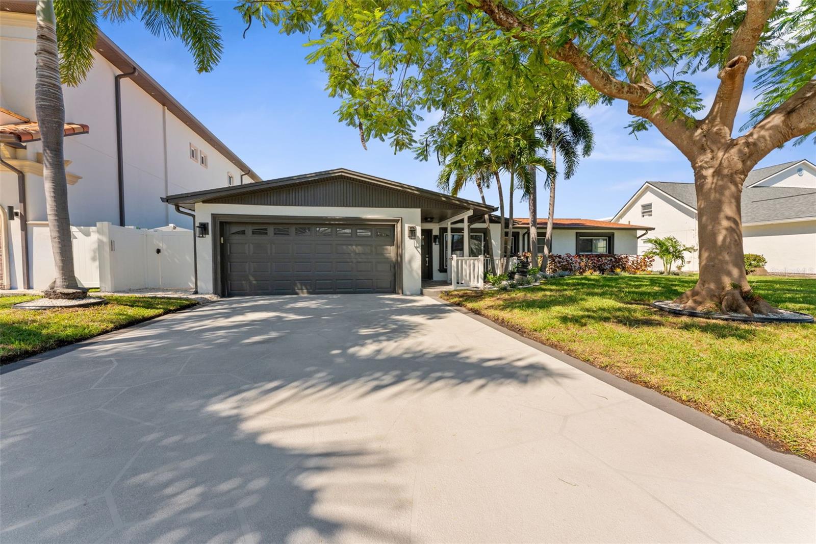 3912 FONTAINEBLEAU DR — photo 2