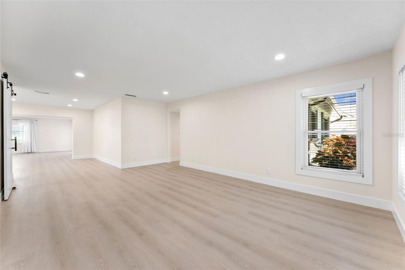 3912 FONTAINEBLEAU DR — photo 5