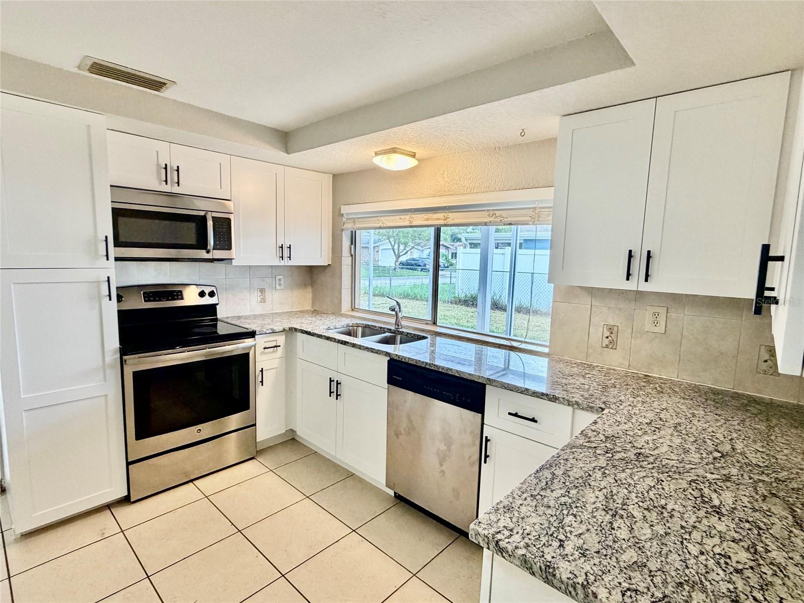 4015 CASHMERE DR — photo 3