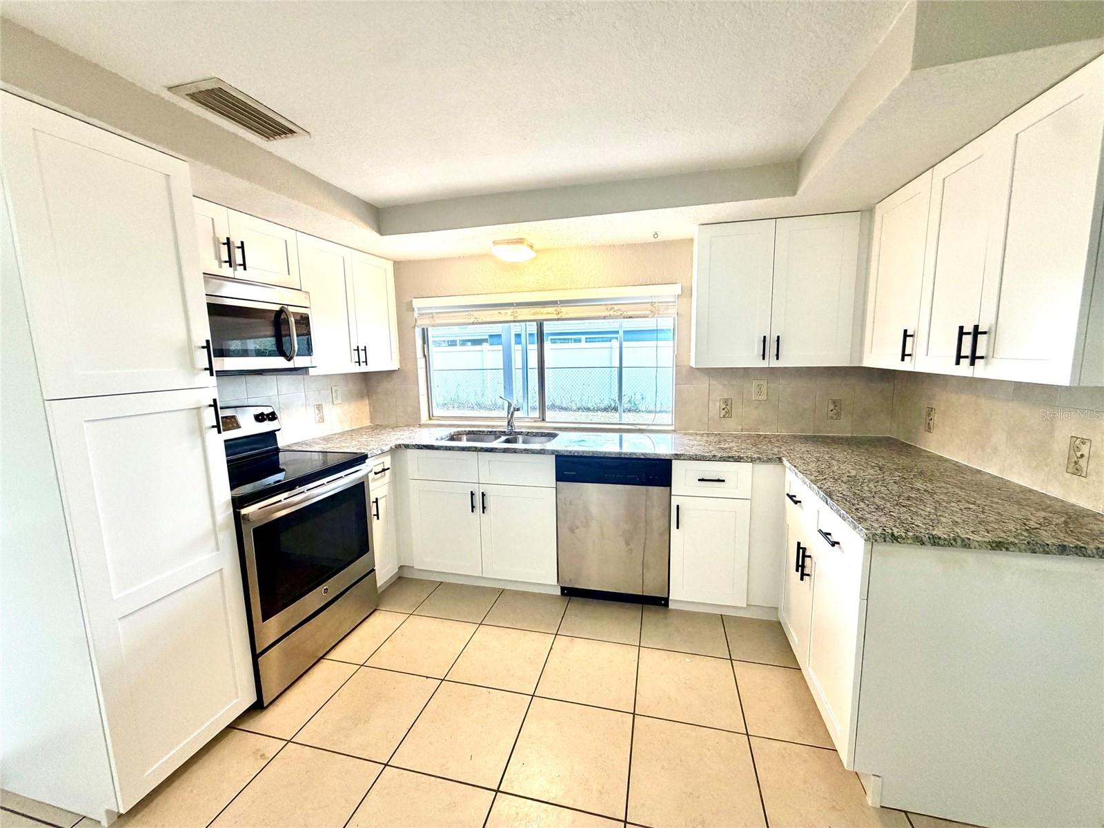 4015 CASHMERE DR — photo 4