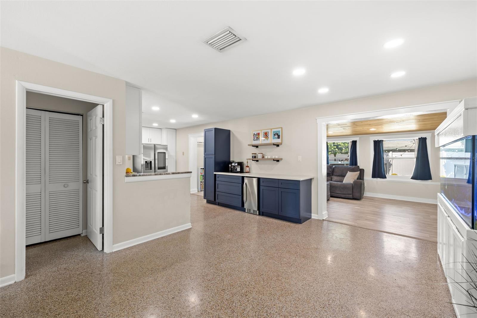 4601 W HAWTHORNE RD — photo 5