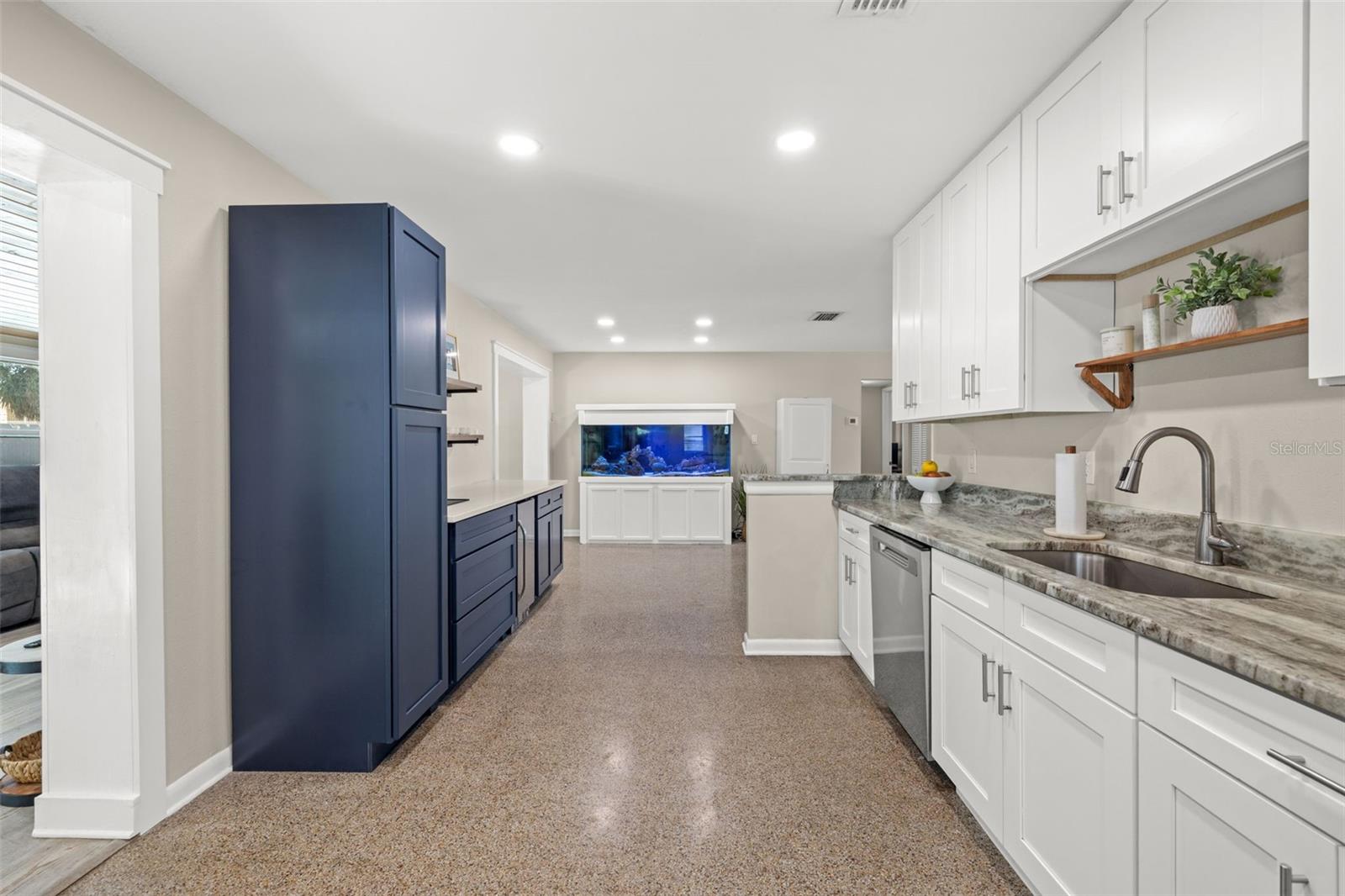4601 W HAWTHORNE RD — photo 8