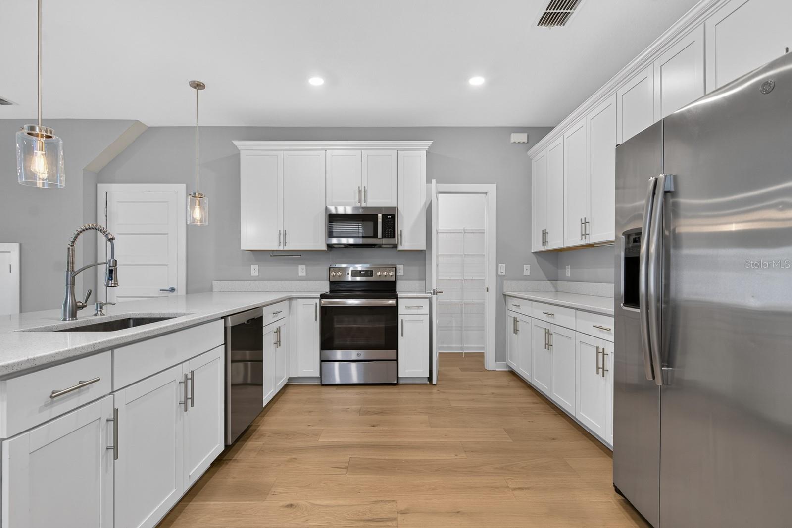 2704 W GRAY ST #A — photo 8