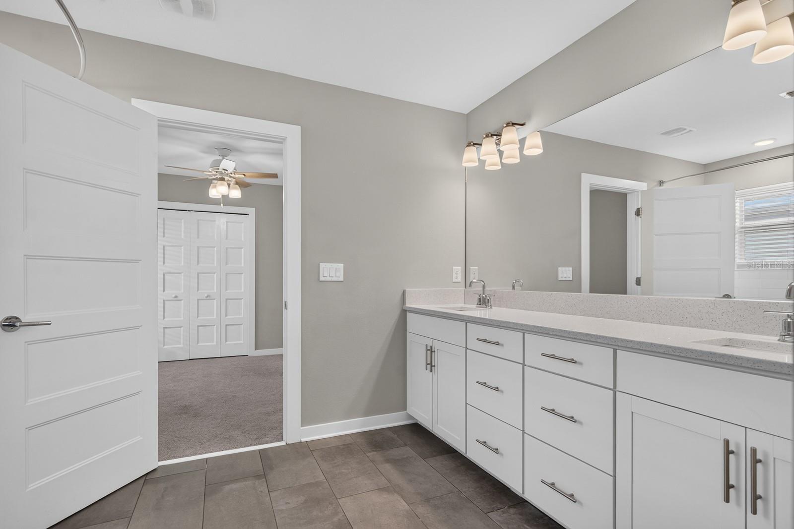 2704 W GRAY ST #A — photo 32