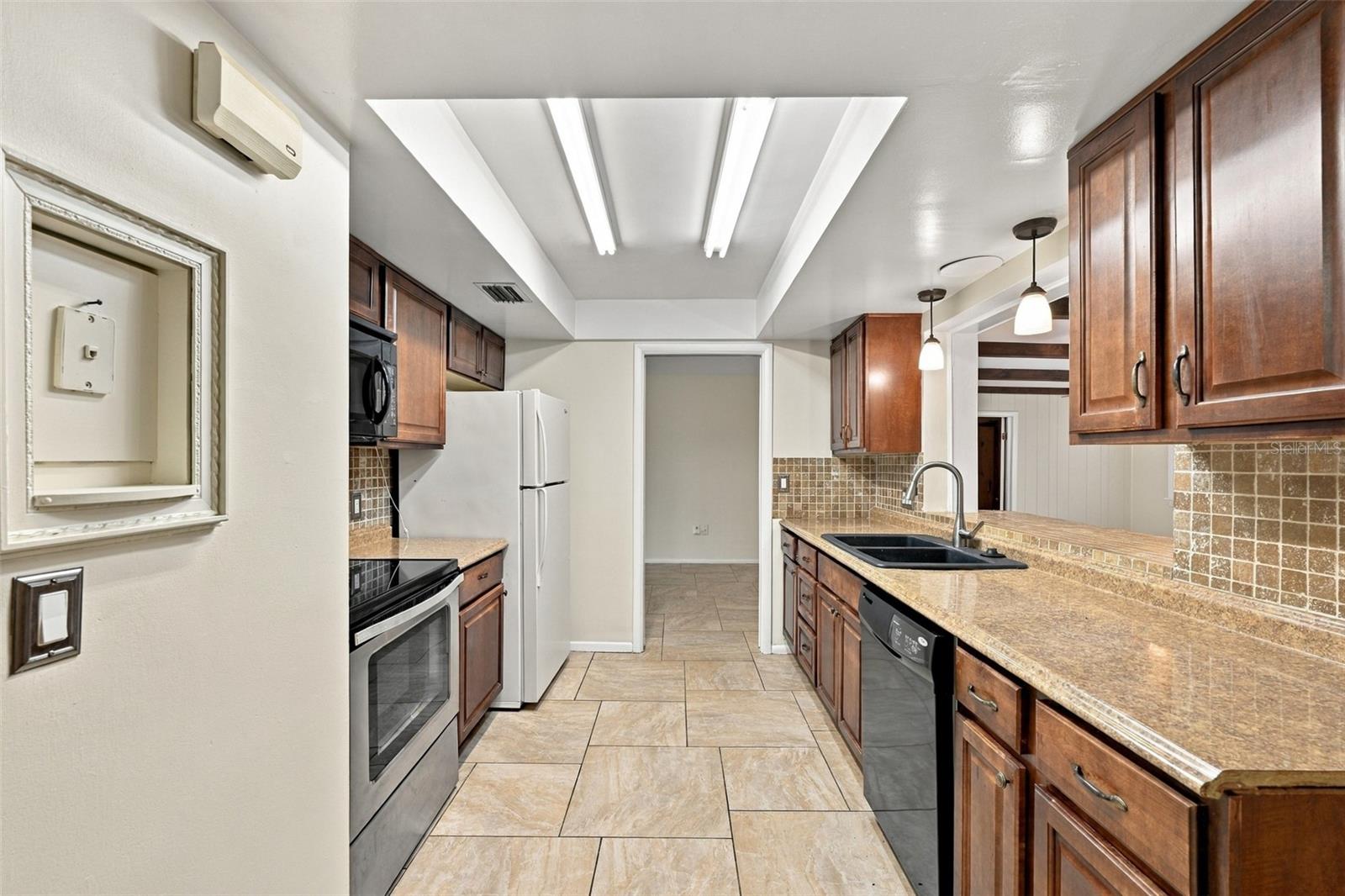 2368 SARAZEN DR — photo 24