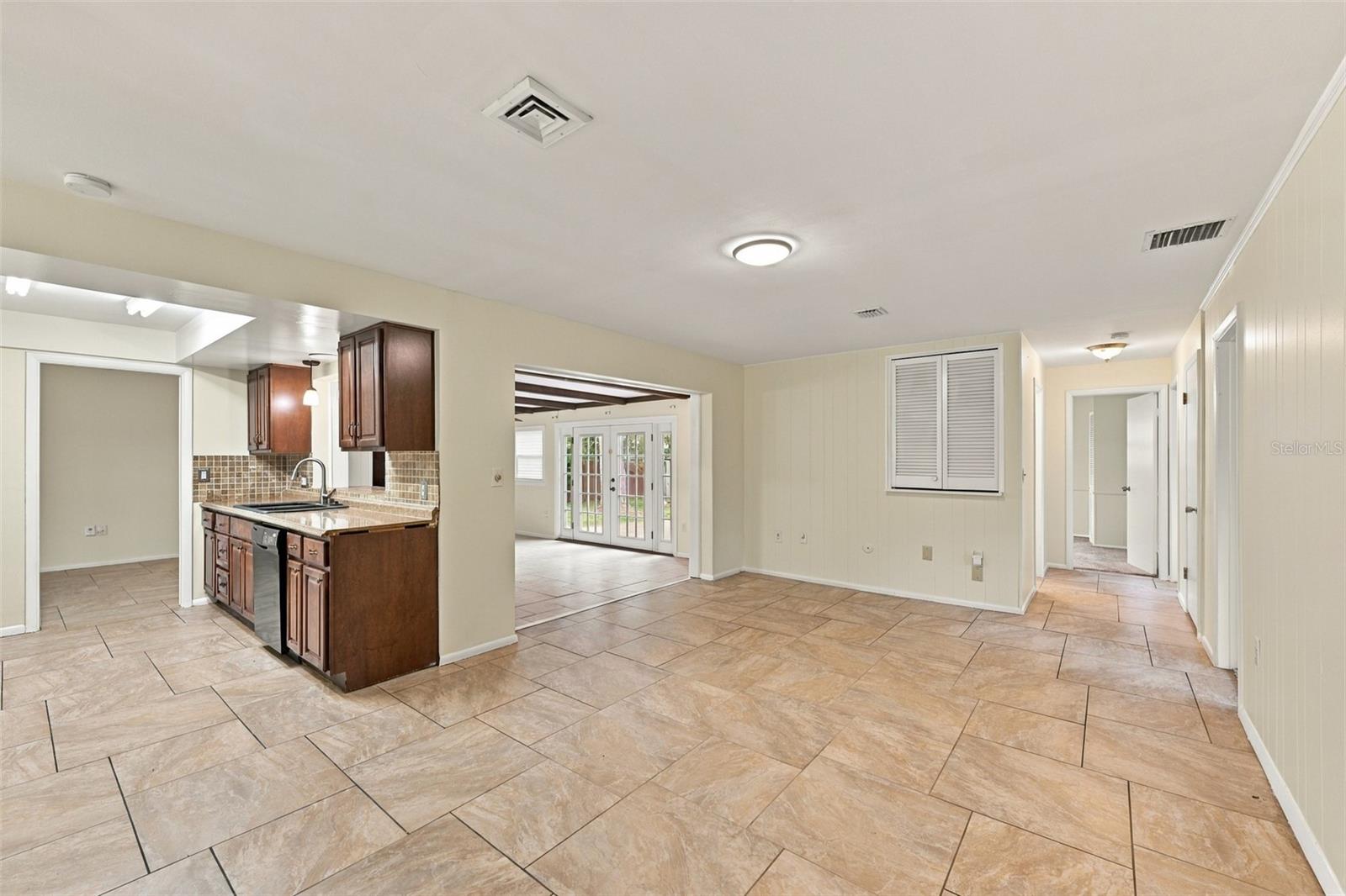 2368 SARAZEN DR — photo 4