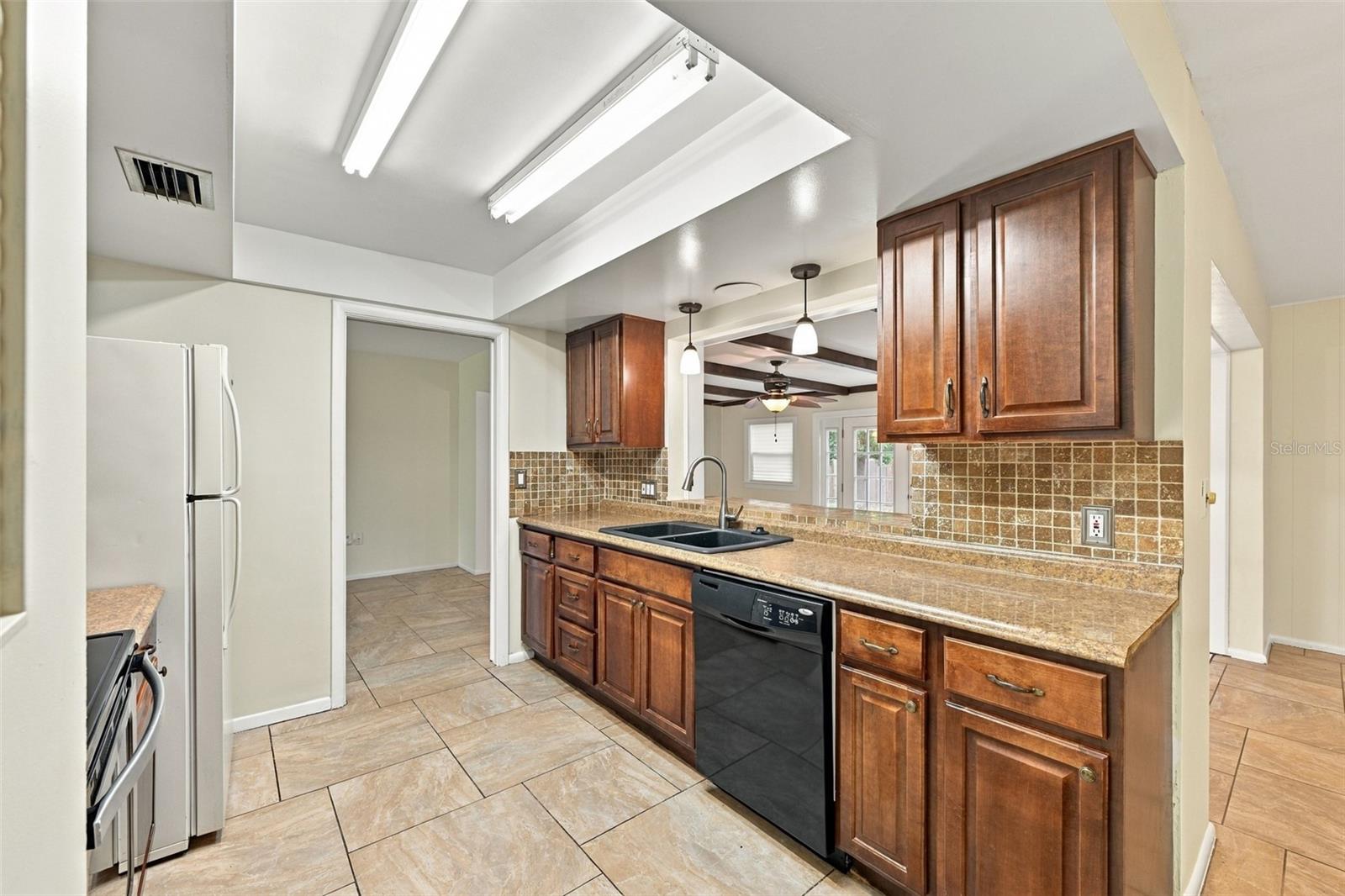 2368 SARAZEN DR — photo 25
