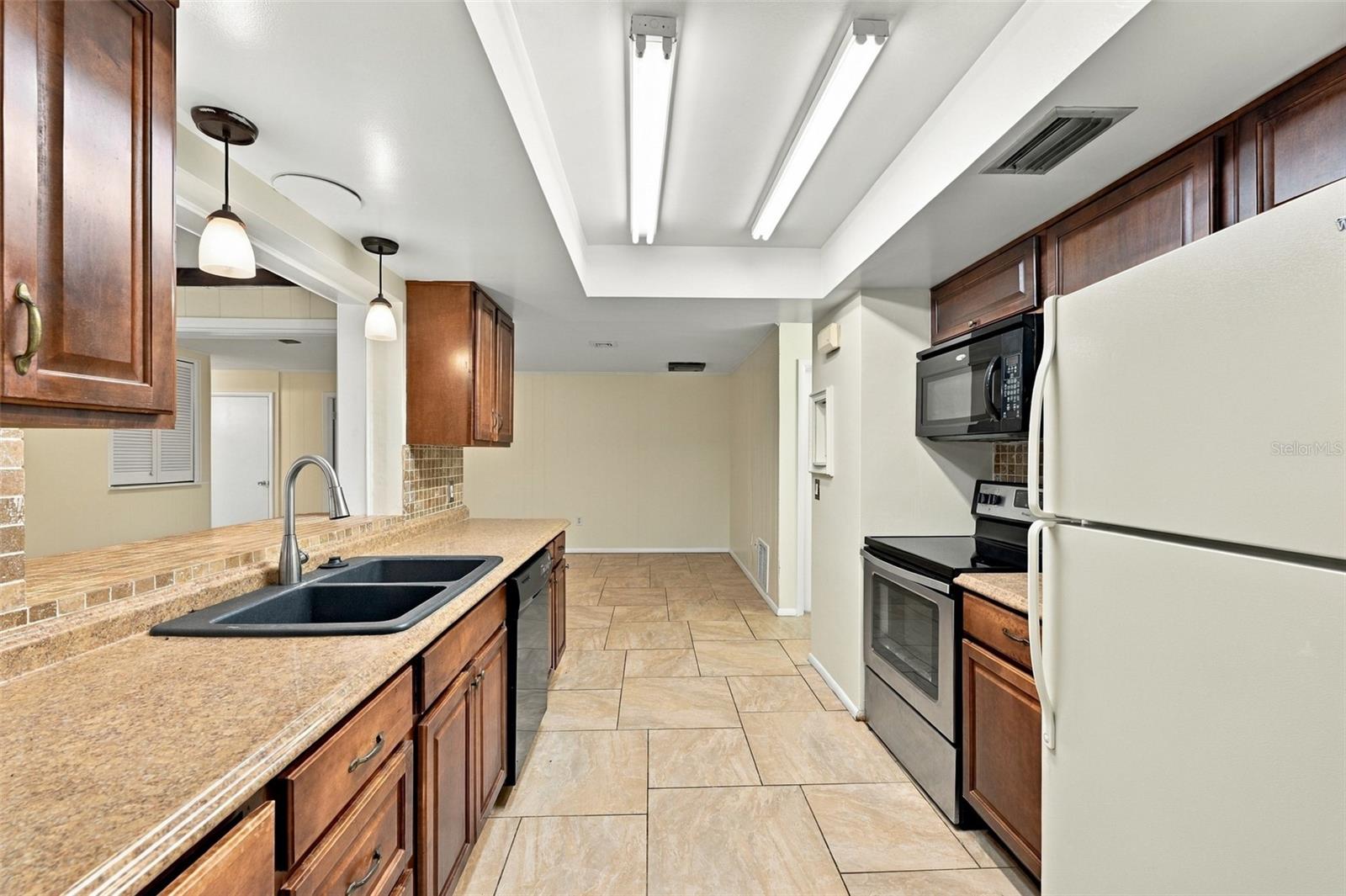 2368 SARAZEN DR — photo 23