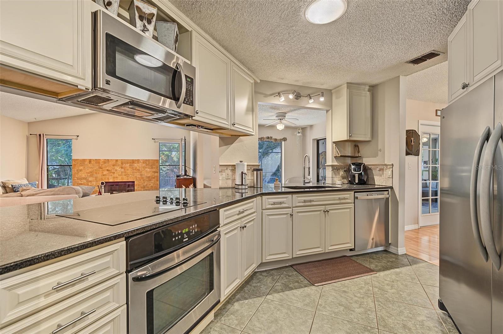 3024 PINEVIEW DR — photo 5
