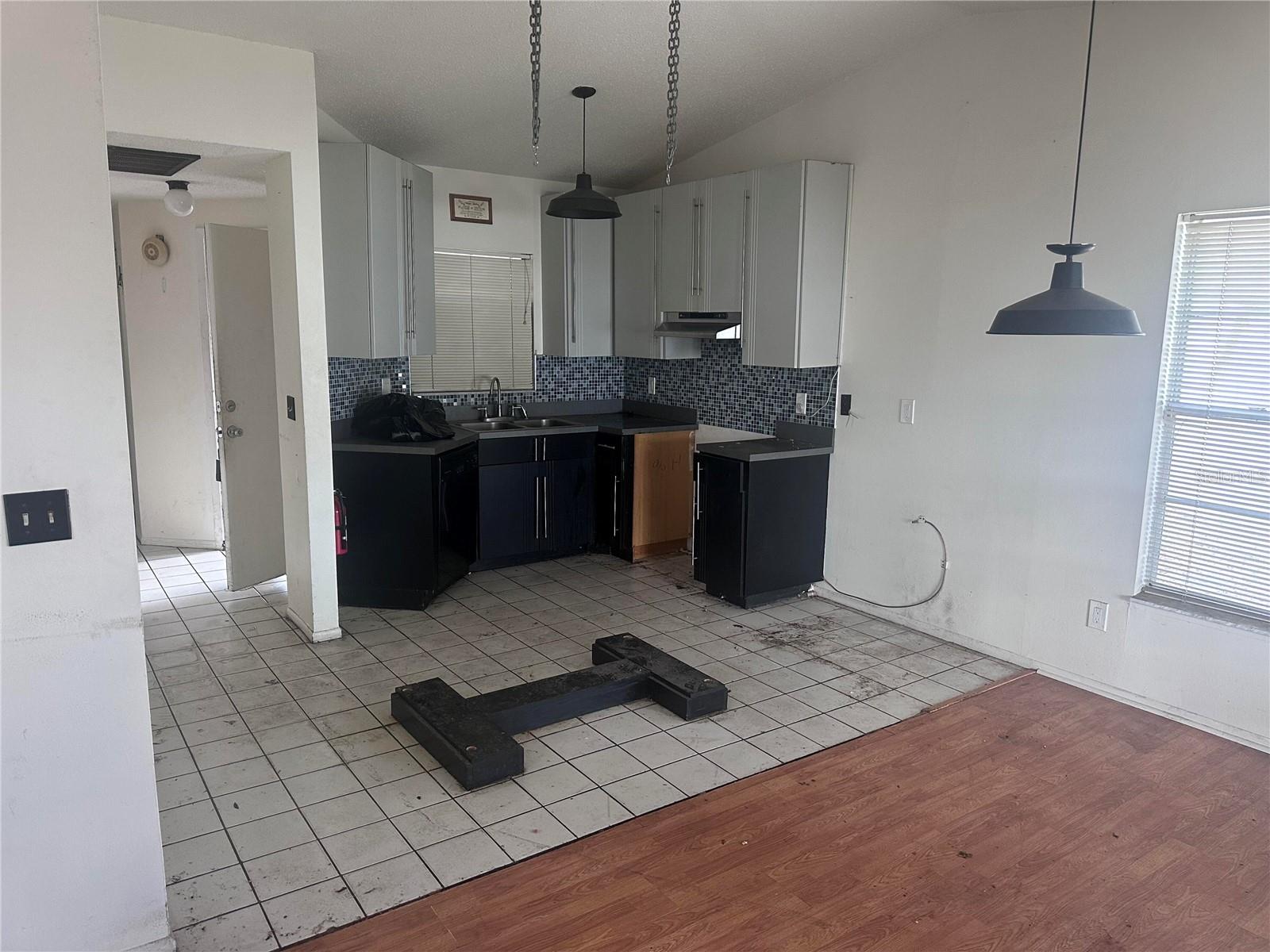 8240 RAVENCROFT DR — photo 3