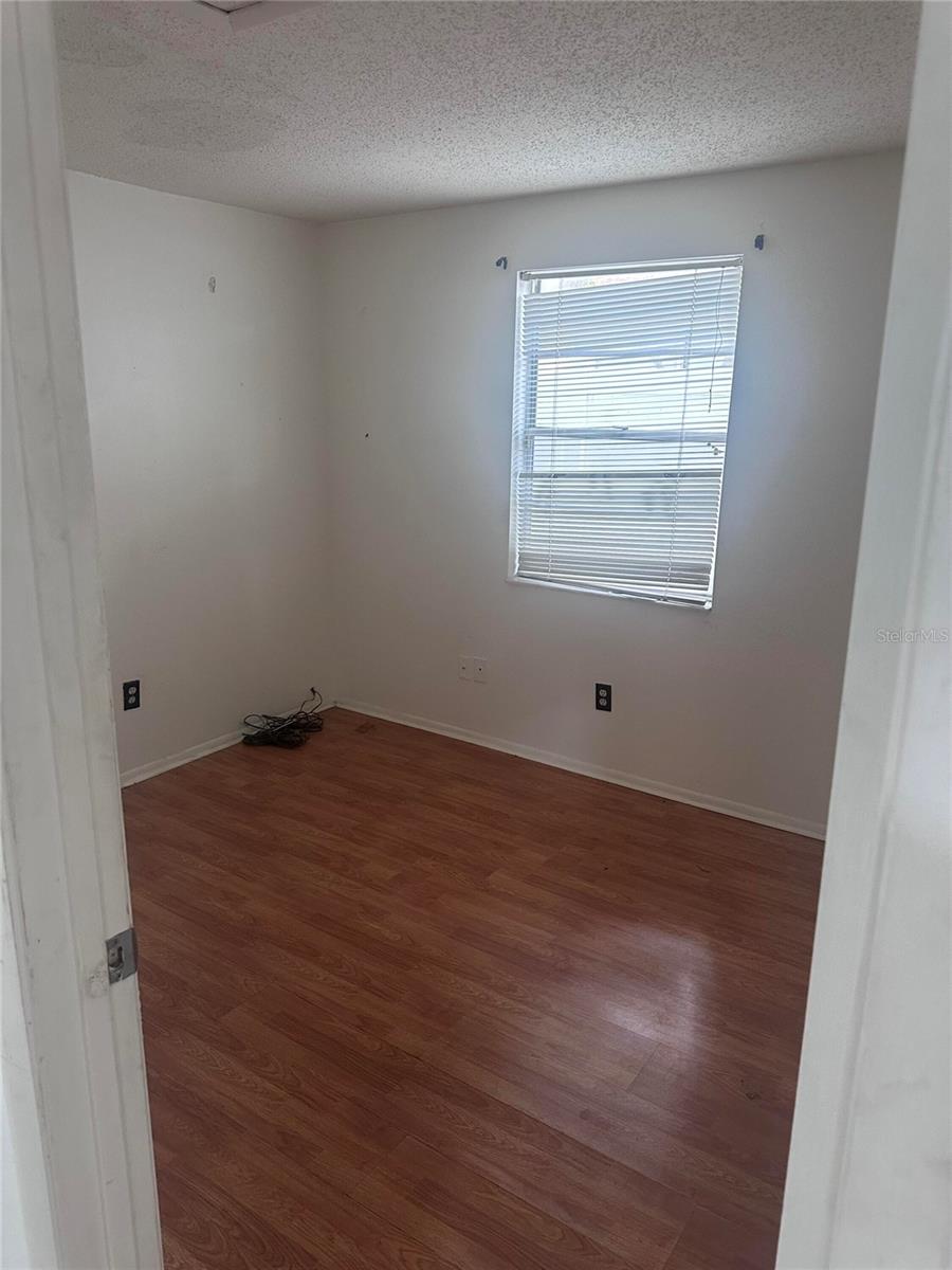8240 RAVENCROFT DR — photo 6