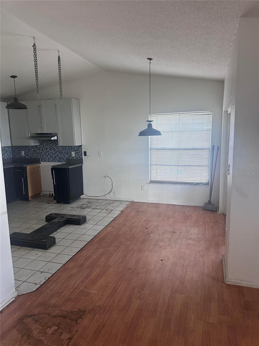 8240 RAVENCROFT DR — photo 4