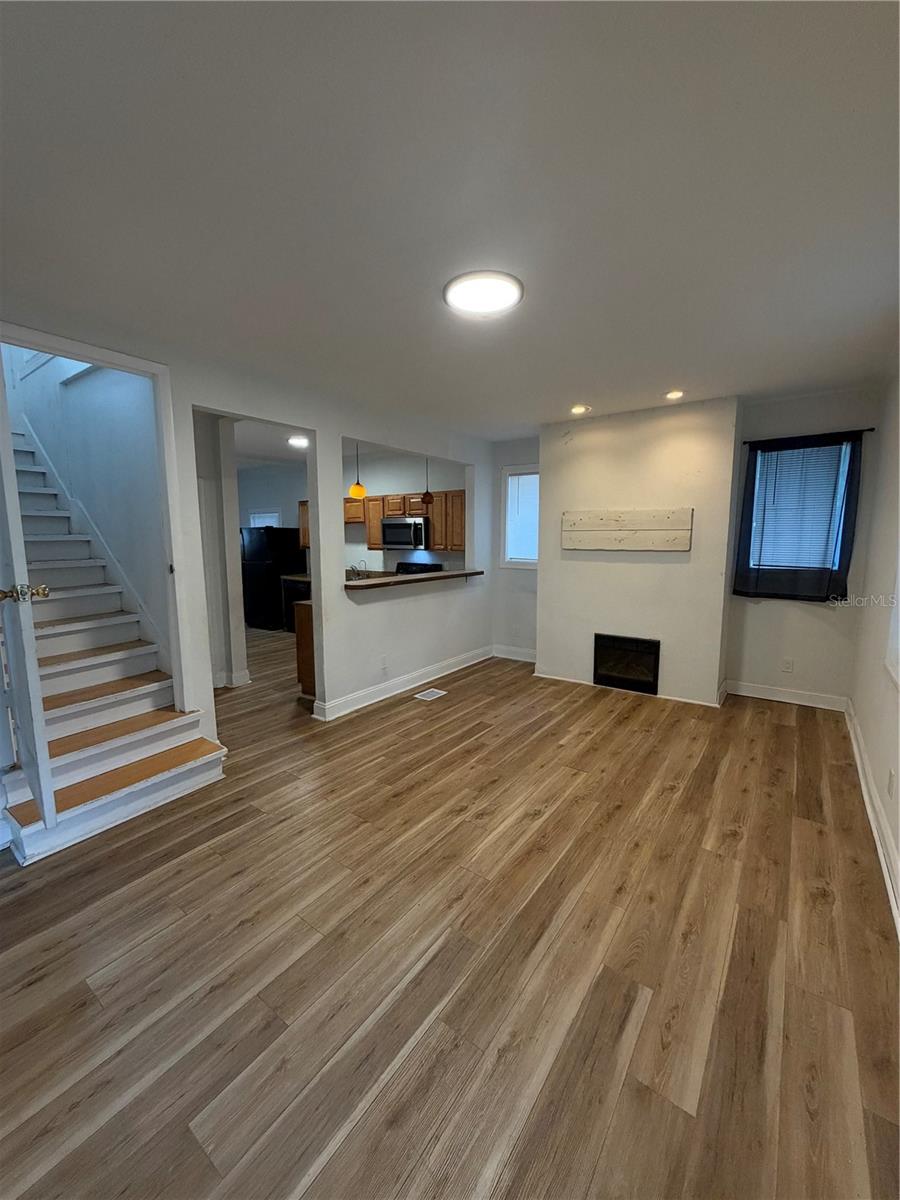 511 E HUGH ST — photo 2