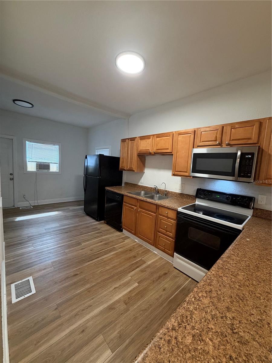 511 E HUGH ST — photo 4