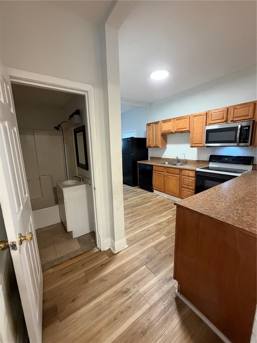 511 E HUGH ST — photo 3